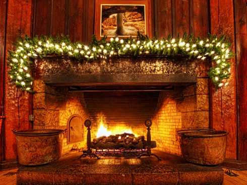 The Christmas fireplace pictures shown here feature striking rustic stone fireplace surrounds trimmed out for the holidays. Given the natural beauty of the stone